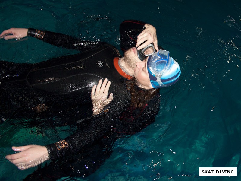 Шендрик Андрей, Дунин-Барковская Мария, пострадавшего необходимо бережно устроить на поверхности воды и снять с него маску, для комфортной транспортировки до берега