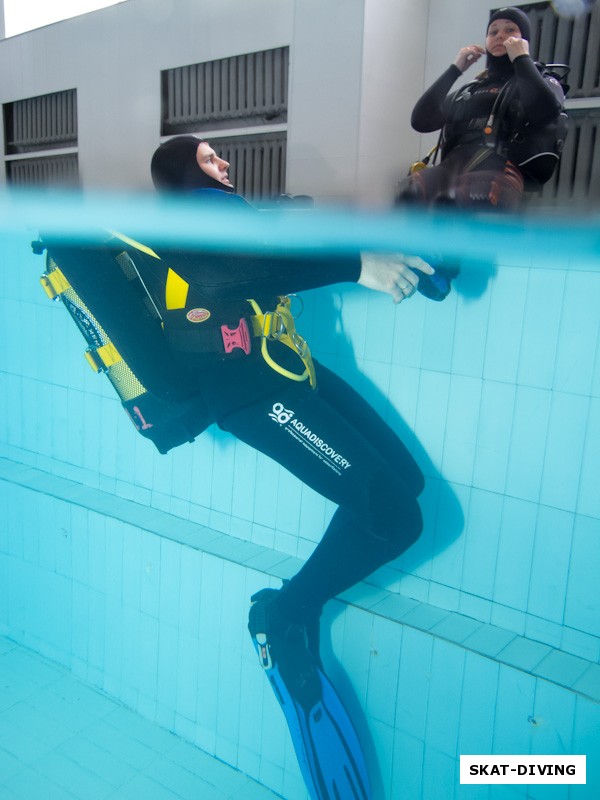 Кирюхин Роман, Грачева Светлана, инструктор помогает начинаюшему аквалангисту спустится в воду с бортика бассейна