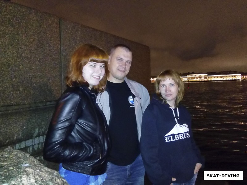 Иванова Александра, Быченков Дмитрий, Гайнулина Анна, совместное фото на фоне ночного Санкт-Петербурга