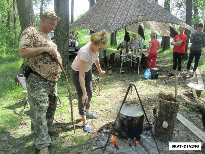 Филичев Вячеслав, Шпакова Валентина, пока подвохи ныряют, в лагере готовится вкусный обед