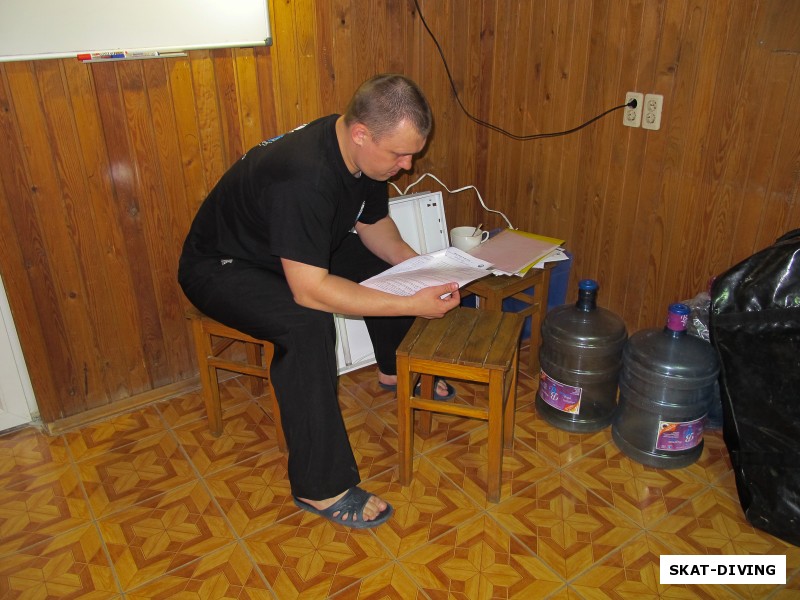 Быченков Дмитрий, кандидат в дайвмастеры проверяет тест учеников