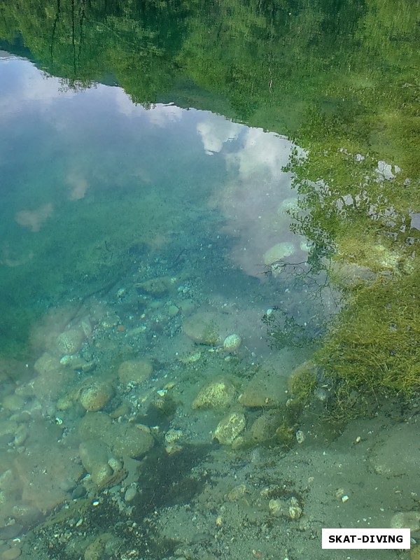 Голубое озеро потрясает своей прозрачностью, температурой воды (9 градусов) и глубиной более 200 метров