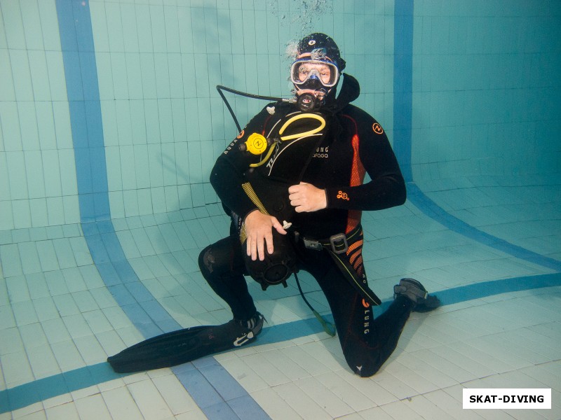 Брусенцов Виктор, демонстрирует снятие снаряжения под водой