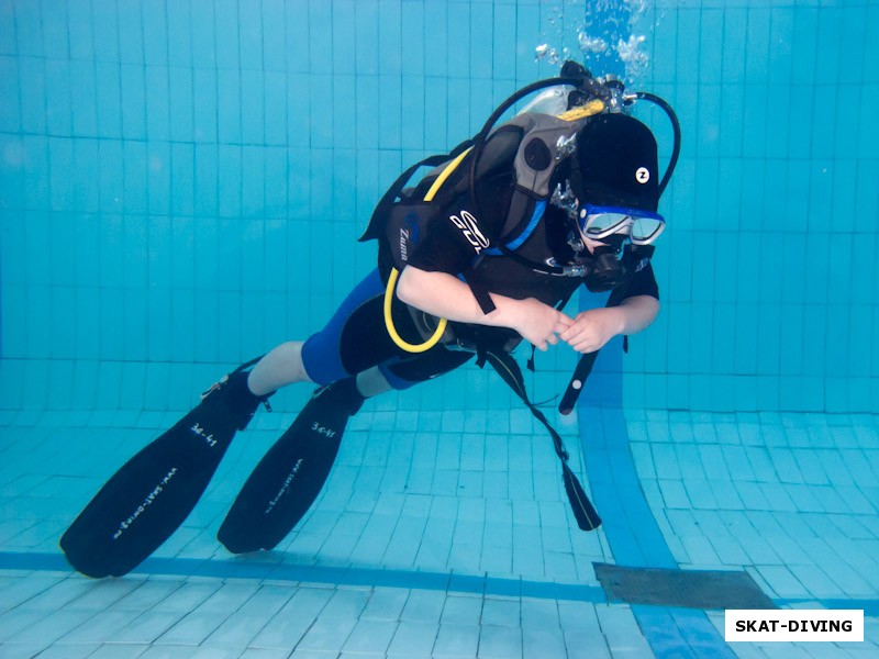 Макарова Полина, упражнение 45 градусов касаясь дна только кончиками ласт, аквалангист при помощи своих легких поддерживает нейтральную плавучесть