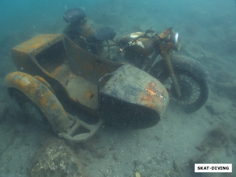 Одна из достопримечательностей подводного музея на Утрише - мотоцикл с люлькой