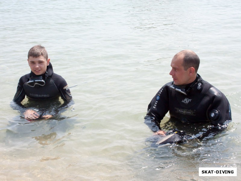 Трошин Артем, Леонов Дмитрий, спасаются от перегрева в освежающих водах Черного моря