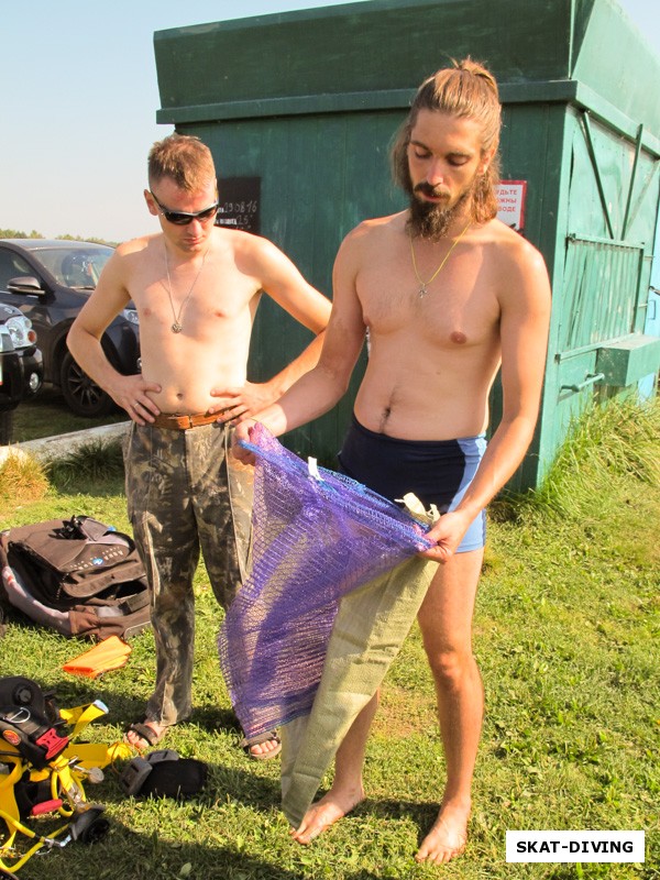 Кирюхин Роман, Романов Артем, делятся опытом собирания мусора в мешки