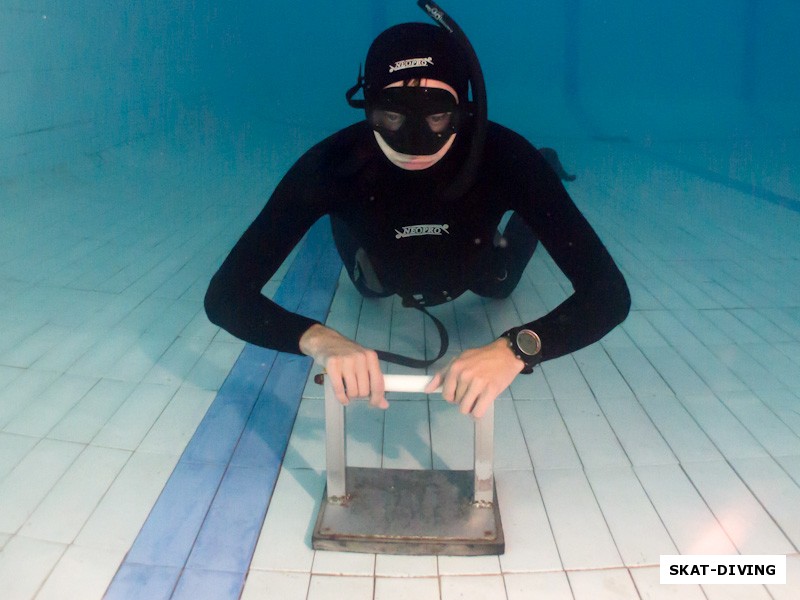 Соколов Никита, «разныривается», готовясь к статической задержке дыхания на глубине 4.5 метра