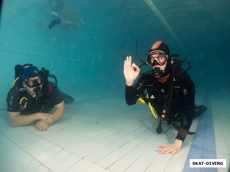 Быченков Дмитрий, Васюткин Александр, вдоволь наплававшись на мелкой части готов к покорению глубины 4.5 метра