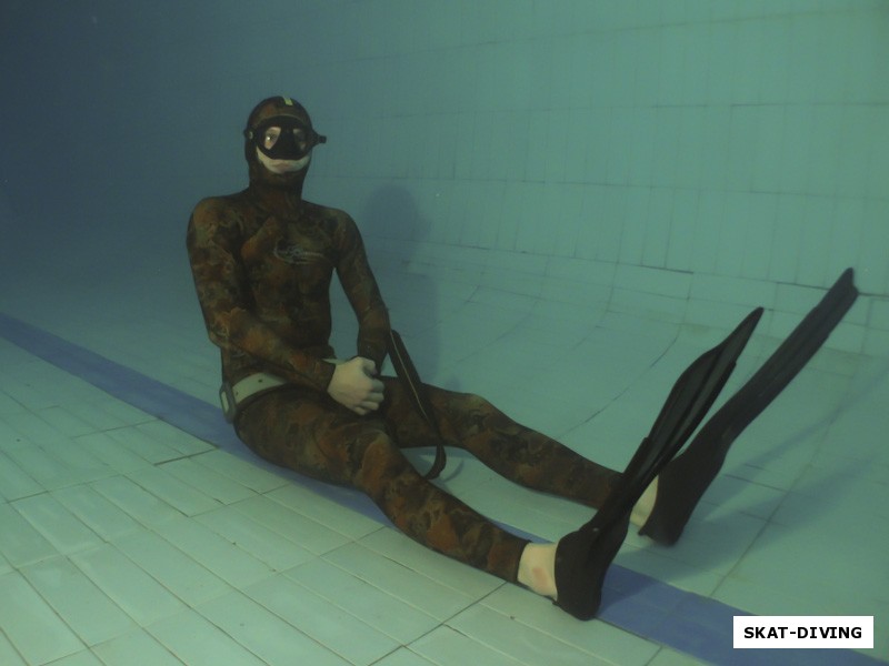 Шувалов Владимир, позирует фотографу, помогая настроить подводную фототехнику