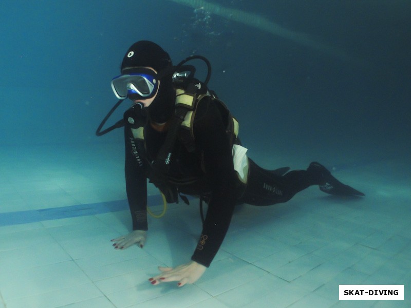 Филичева Ирина, победив волнение, делает свои первые подводные шаги