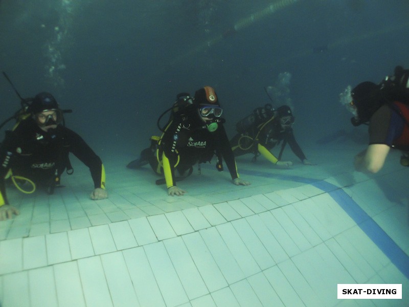 Жилин Дмитрий, Жилина Татьяна, Никитина Светлана, Быченков Дмитрий, группа готова к покорению глубины 4.5 метра