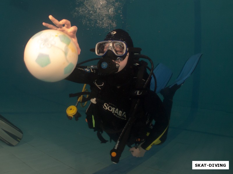 Бурносова Ангелина, ставшая уже традиционной забава, игра в подводный мяч