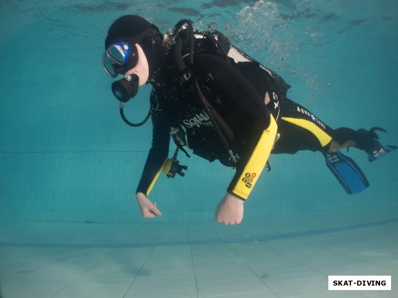 Бурносова Ангелина, как отметил инструктор, необычайно быстро освоилась под водой