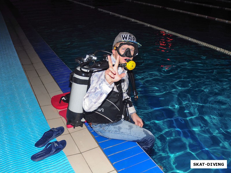 Афанасов Максим, вот в таком обычном для суши и необычном для подводной среды костюме Максим готовится отправится водить хоровод возле елочки