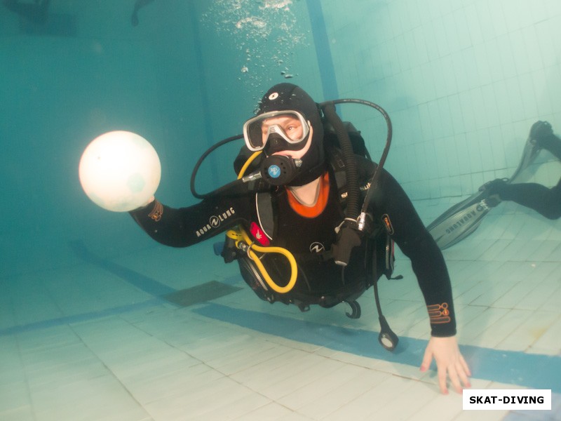 Чернышова Майя, немного поиграли в подводный мяч, с удивлением обнаружив его странное поведение под водой