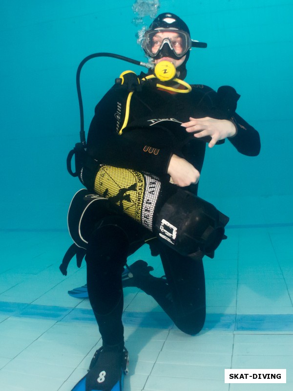 Максимчук Максим, демонстрирует упражнение по снятию снаряжения под водой