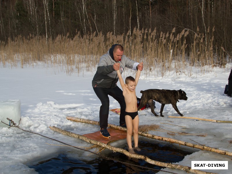 Надыкто Андрей, Надыкто Никита, на такой геройский заплыв даже собака не смогла смотреть спокойно!