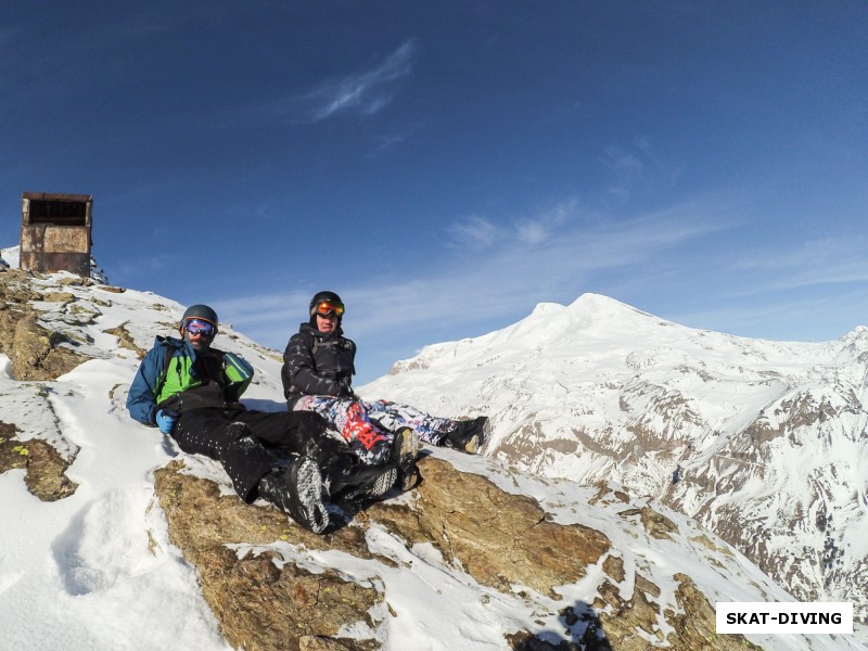 Романов Артем, Макаров Александр, на гребне горы Чегет, на заднем фоне двугорбый Эльбрус