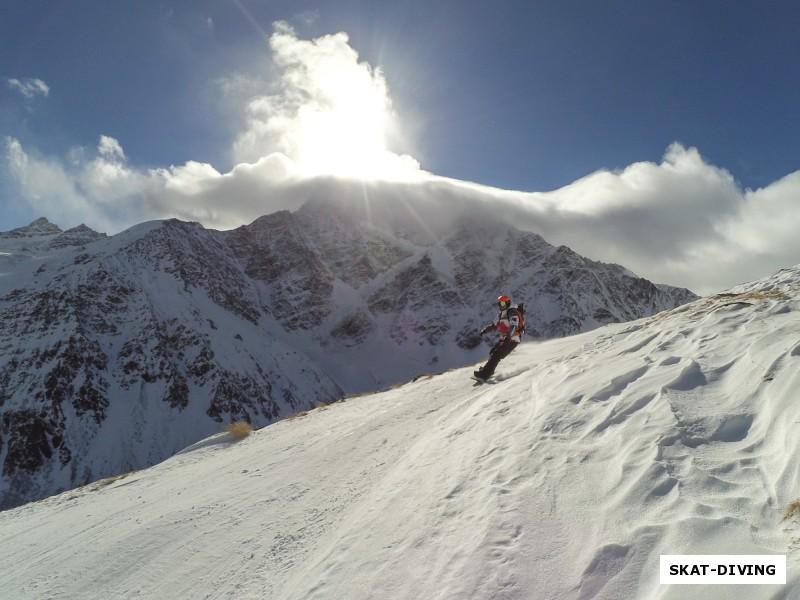 Гордеев Олег, летит по склону горы Чегет, на заднем фоне ледник СЕМЕРКА, пожалуй понятно, почему его так назвали