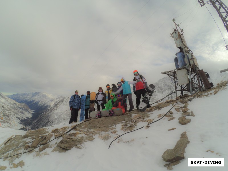 А вот и практически вся наша группа на верхней станции горы Чегет, кто-то поднялся чтобы скатиться вниз, а кто-то просто совершил туристический подъем