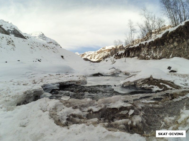 Река Баксан борется с накатывающем на нее снегом и льдом, надо сказать, что зимой воды в местных реках очень чистые