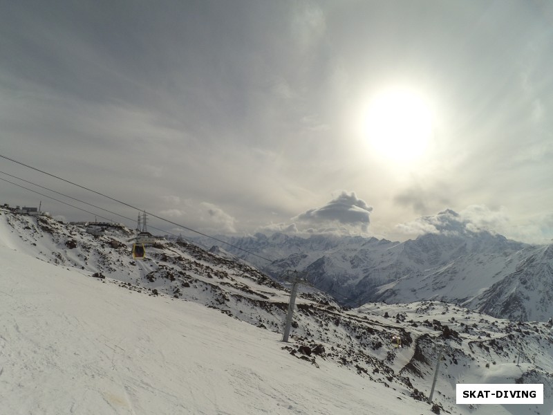 Вид с горы Эльбрус, высота около 3800 метров над уровнем моря