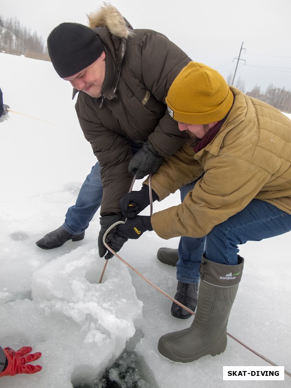 Быченков Дмитрий, Зеленев Андрей, куски льда толщиной 60 сантиметров не всегда удавалось с первого раза вытащить из майны