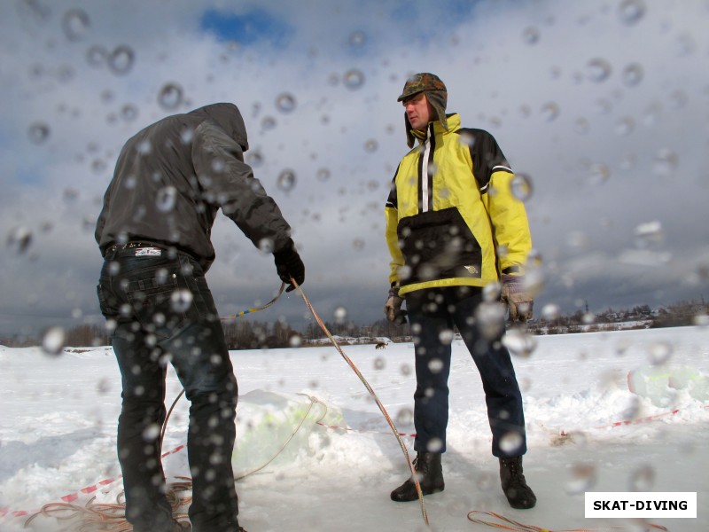 Валучев Григорий, Шукста Игорь, в ожидании своей возможности погружаться под лед оказывают всякое содействие более опытным ныряльщикам