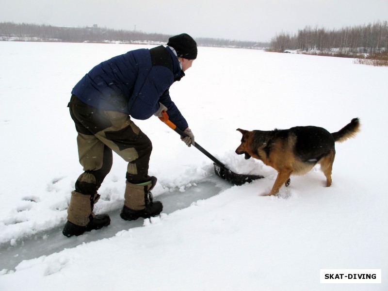 Леонов Дмитрий, проделывает световые дорожки на льду, счищая снег, этому очень радуется его пес Рэй