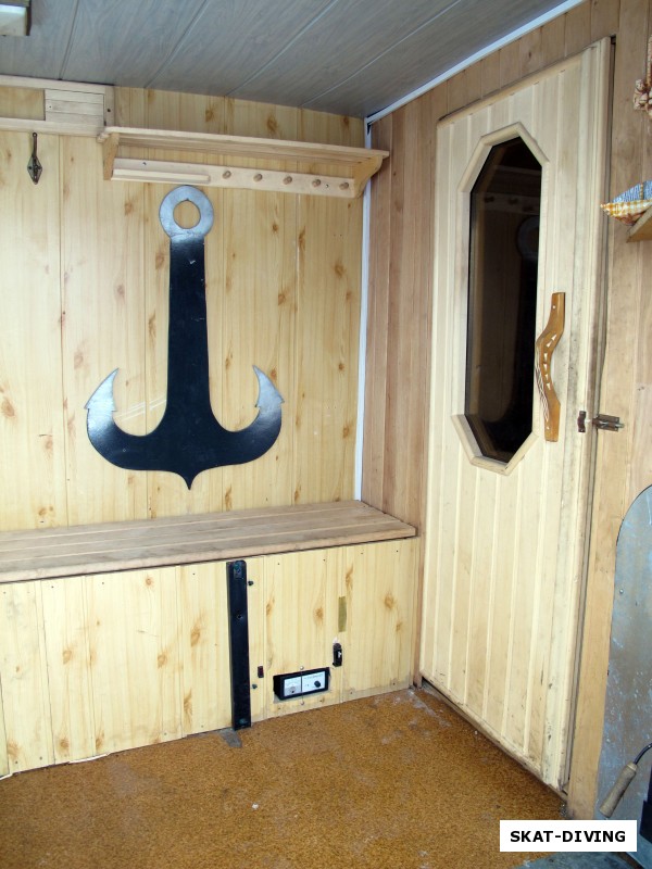 Предбанник прицепа, за дверкой справа – небольшая сауна на 2-3 человека
