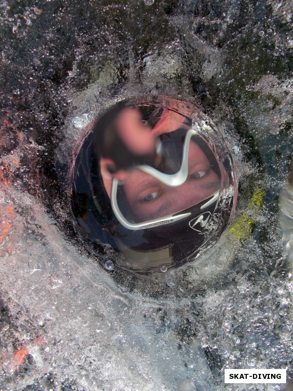 Леонов Дмитрий, и лед отделяющий аквалангиста от мира богатого кислородом