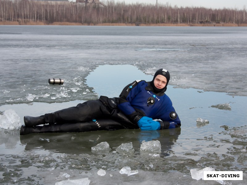 Зеленев Максим, показывал младшему брату как выглядят тюлени на льдине, в этот момент и был пойман фотографом
