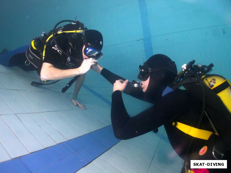 Лапутин Алексей, Кирюхин Роман, поплавав по мелкой части бассейна, можно аккуратно спуститься на глубину 4.5 метра