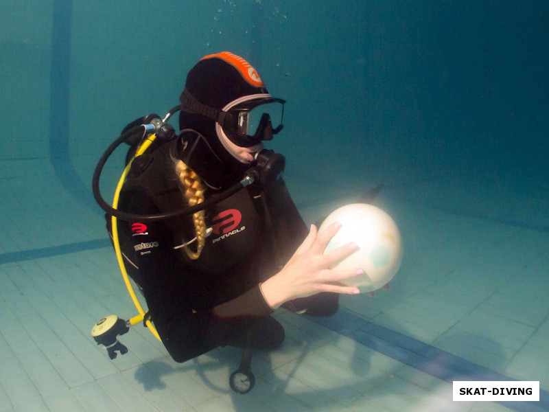 Гуслякова Яана, на глубокой части гостей ждал подводный мяч, который отлично отскакивает от пола и далеко летает