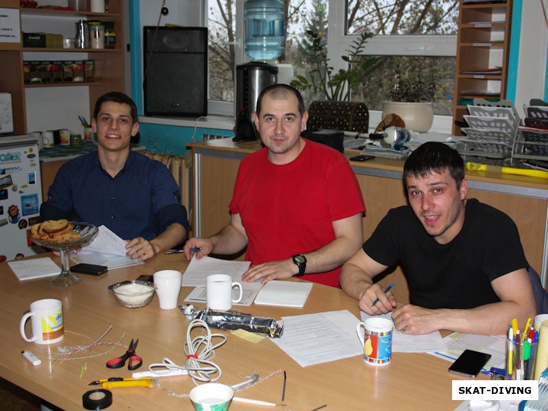 Савченко Александр, Корпылев Максим, Волков Дмитрий, участники группы № 257 готовятся приступить к теоретической части экзамена