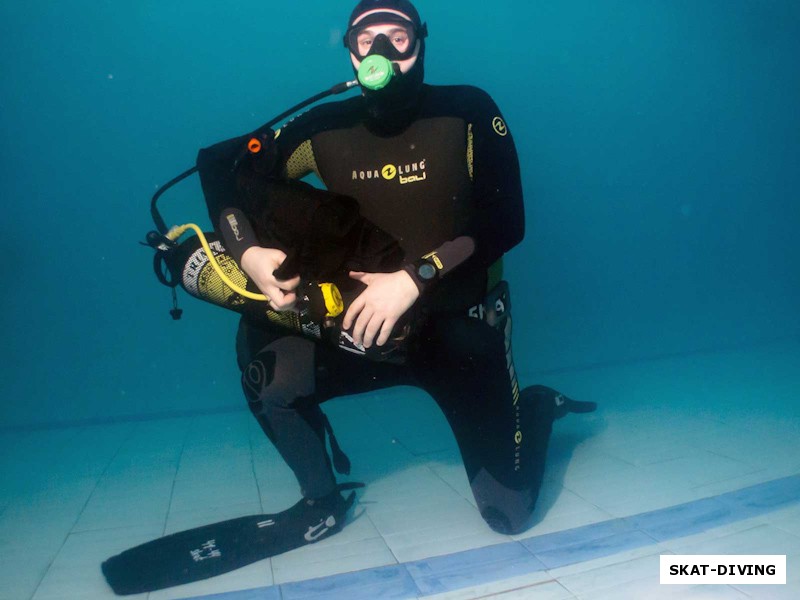 Корпылев Максим, иногда под водой нужно снять снаряжение, например, чтобы поправить баллон, Максим успешно выполняет это упражнение