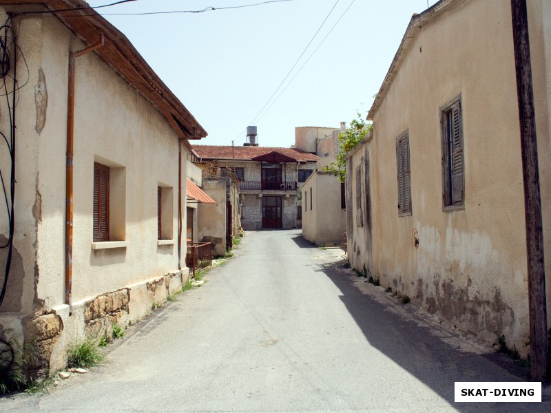 Типичная кипрская старинная улочка, если поставить одну машину, второй уже можно им не проехать