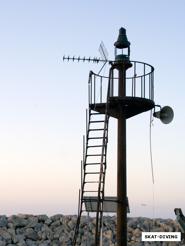 Наблюдательный пост и маяк на входе в корабельную гавань