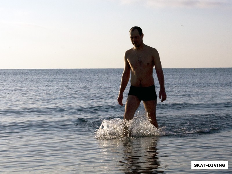 Леонов Дмитрий, после утренней пробежки по пляжу решил искупаться в море