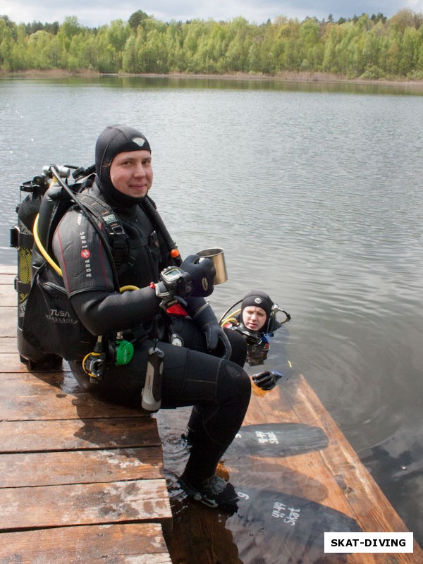 Черняков Дмитрий, когда ныряешь в мокром костюме в 17-ти градусную воду, порой хочется вылезти на берег и немного погреться, выпить чаю