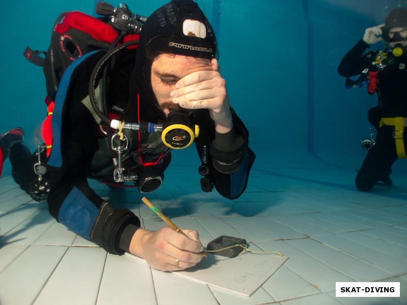 Романов Артем, пишет послание ученикам на слейте под водой, без маски