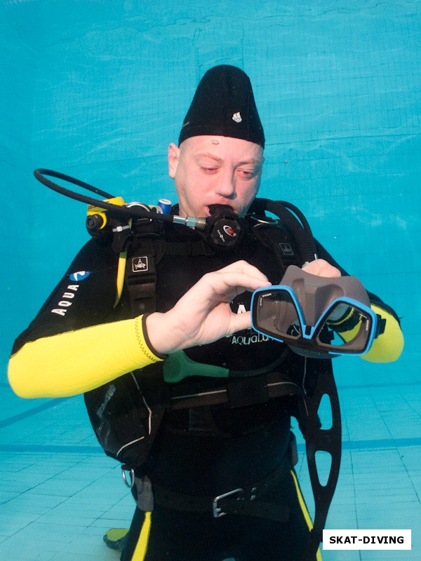 Шукста Игорь, уважаемые аквалангисты клуба СКАТ, ну запомните вы пожалуйста, если под воду идет фотограф, лучше надеть шлем, а не шапочку