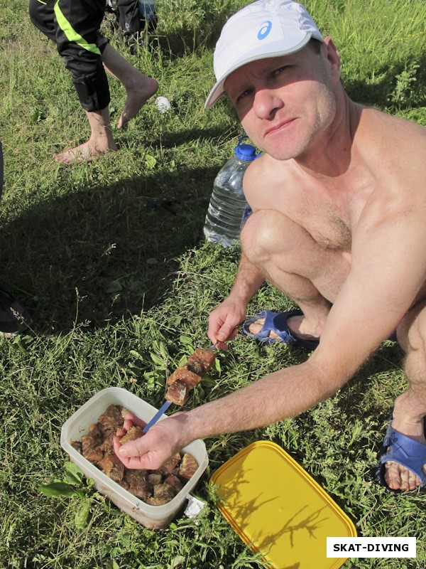 Юрков Юрий, и карп, добытый на подводной охоте в Десногорске
