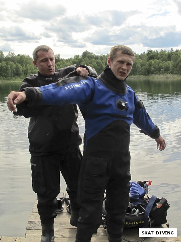 Алешин Руслан, Щербаков Дмитрий, пара уже подготовленных к местным условиям аквалангистов помогает друг другу собраться под воду