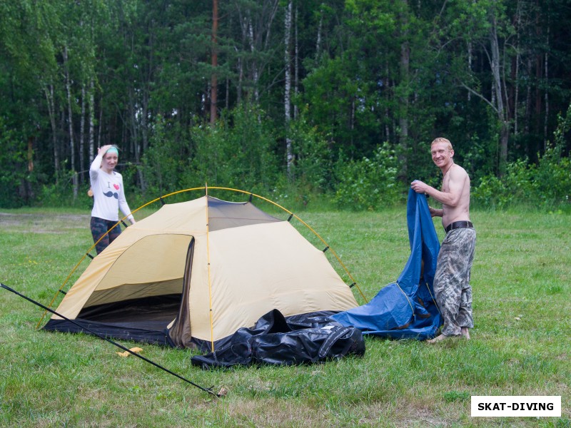 Сомкина Анастасия, Сомкин Николай, решили не тянуть с установкой палатки