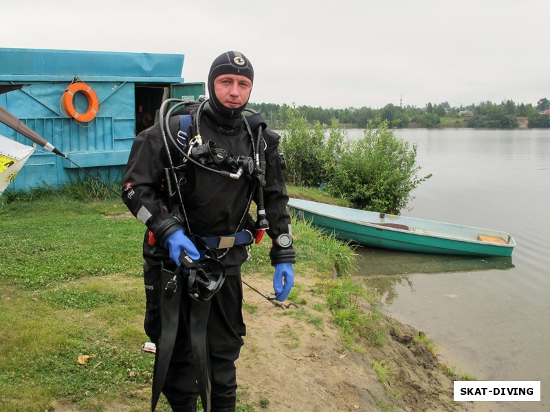 Алешин Руслан, приобрел «сухой» костюм и теперь стажируется. Без прохождения курса научится толково плавать в таком снаряжение, сложно...
