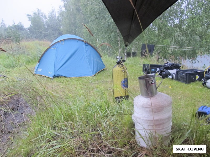Когда все отправились под воду, в лагере осталась одинокая палатка и кружка недопитого чая...