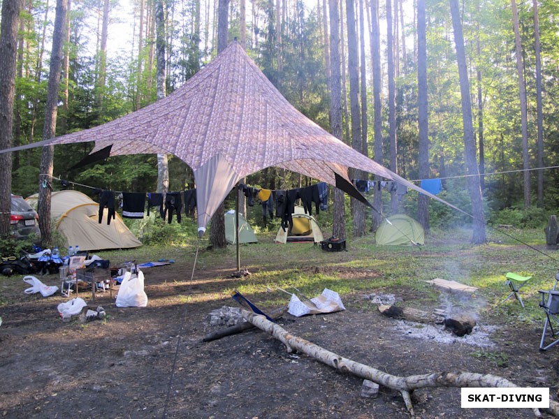Клубный лагерь на рассвете, пока участники выезда мирно спят в своих палатках, а на берегу сладчайшая тишина