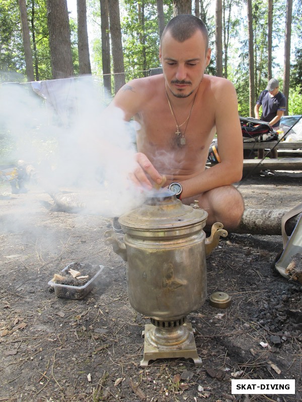 Бурносов Антон, растапливает самовар на шишках для приготовления вкусного травяного чая